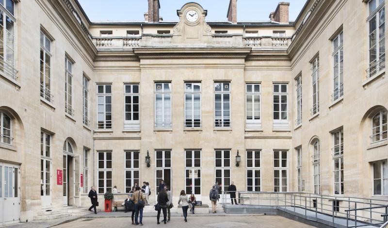 L'entrée du 28 rue des Saints-Pères, un des sites de Sciences Po à Paris