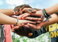 des mains solidaires