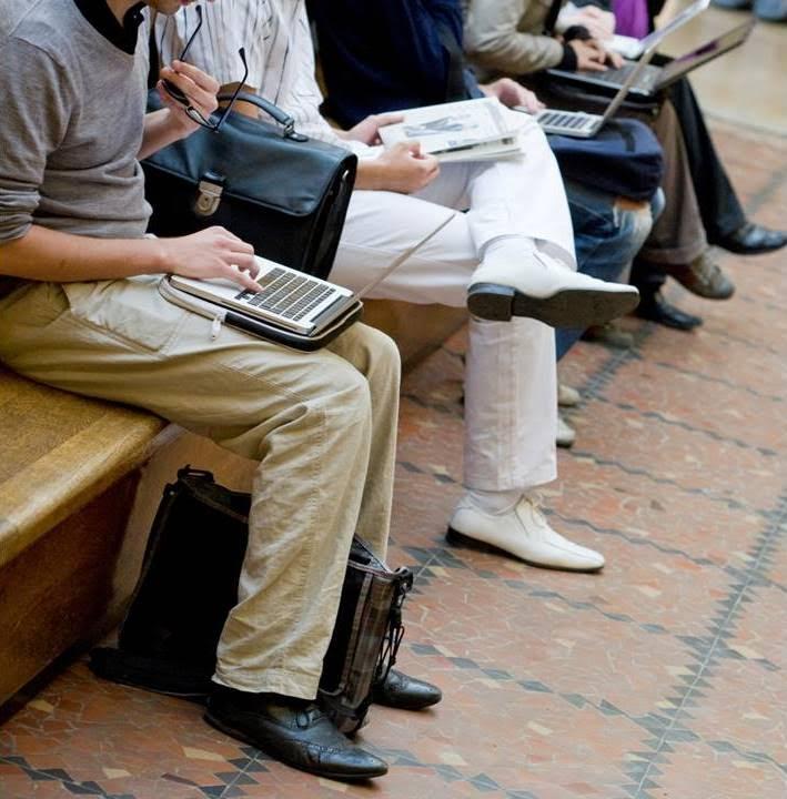 étudiants assis à la péniche @sciencespo