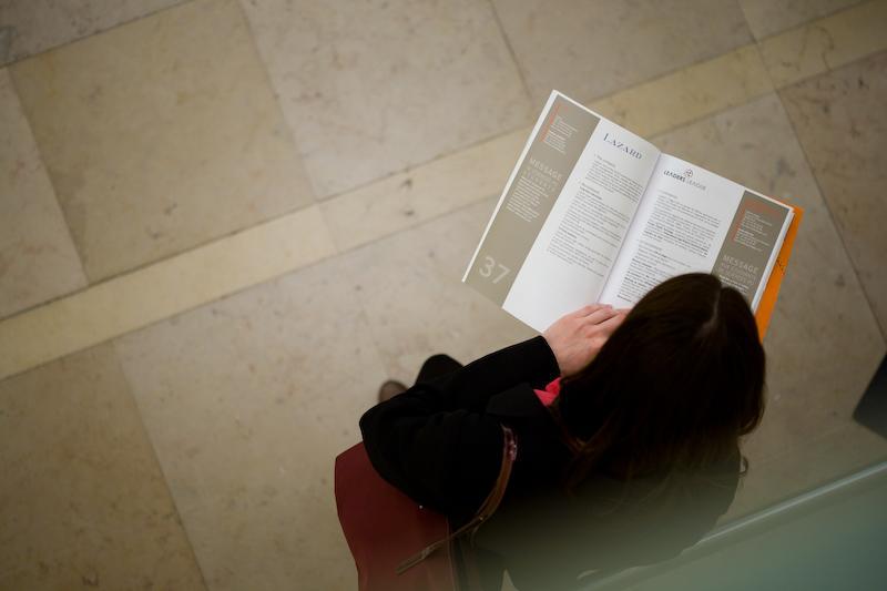 étudiante lisant un guide